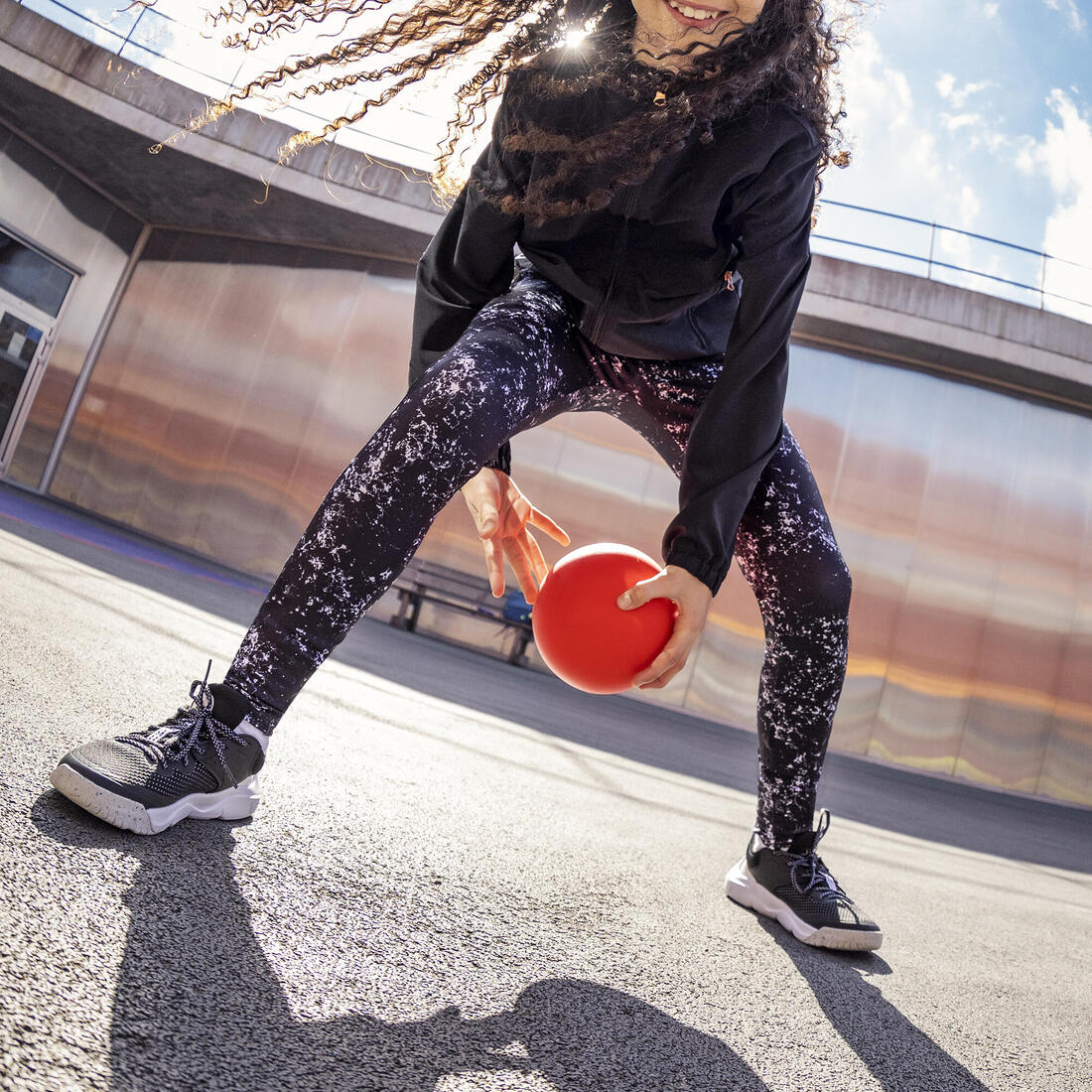 Chamarra deportiva ligera y transpirable negra para niños - Image 11