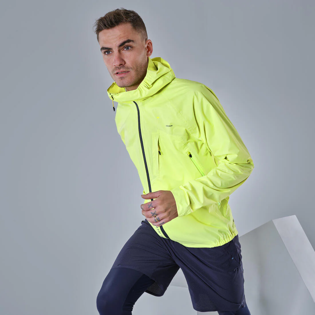Chamarra impermeable ultraligera de senderismo amarilla para hombre FH 500 - Image 4
