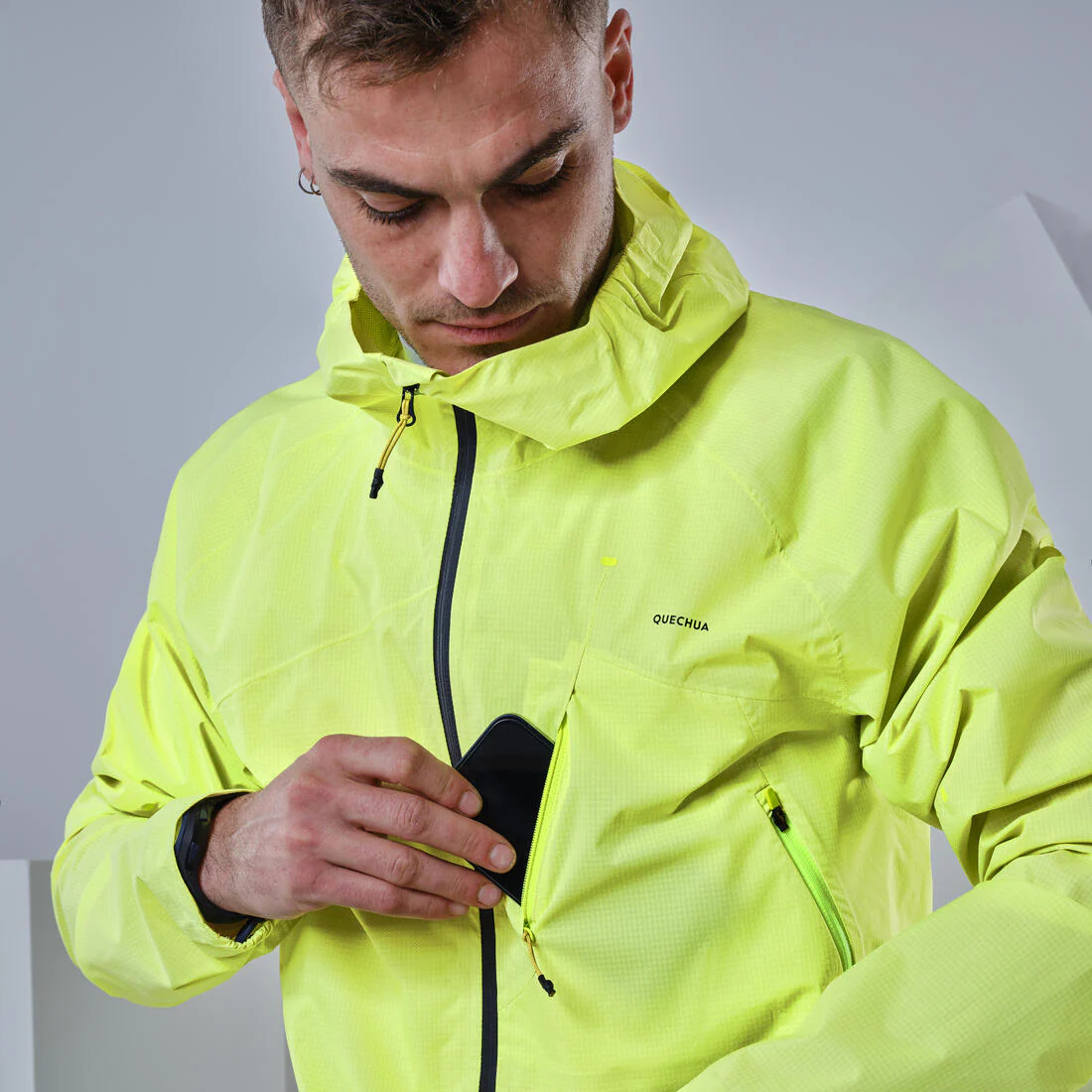 Chamarra impermeable ultraligera de senderismo amarilla para hombre FH 500 - Image 7