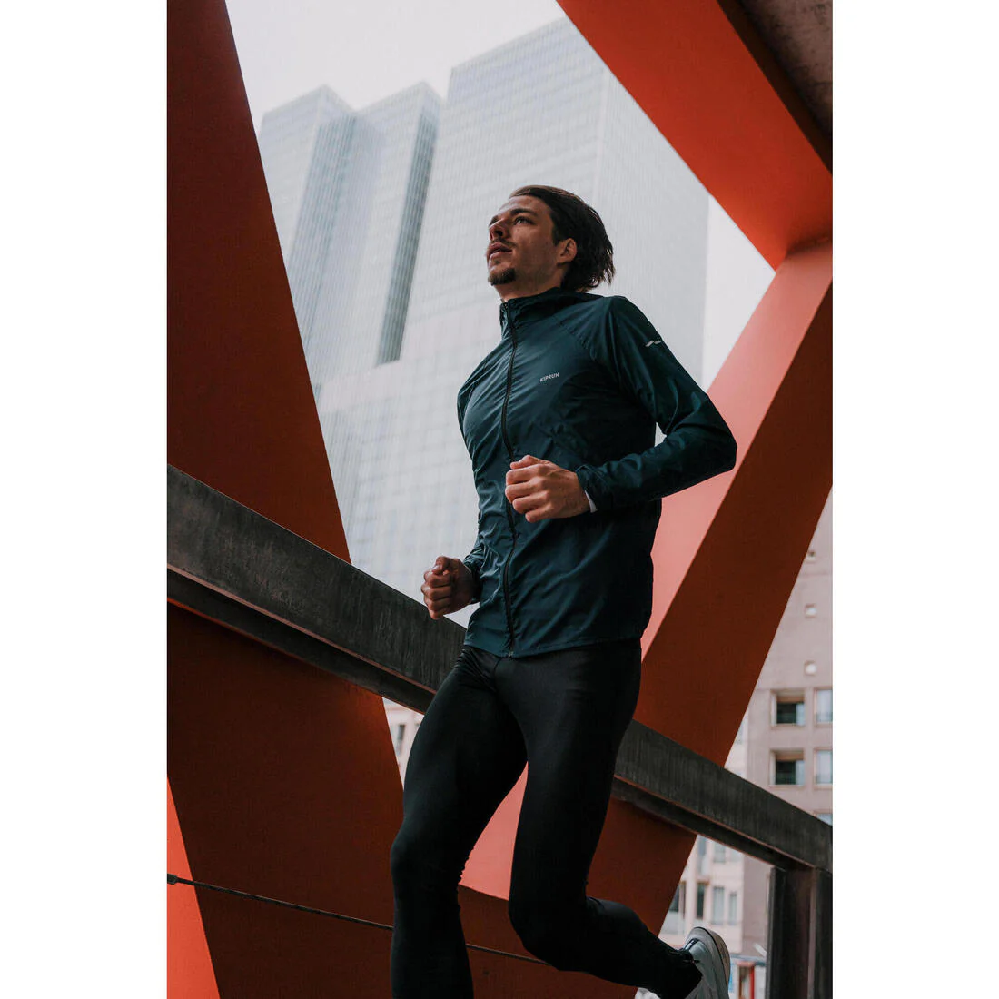 Chamarra rompevientos de running y trail running azul para hombre Kiprun Run 900 - Image 8