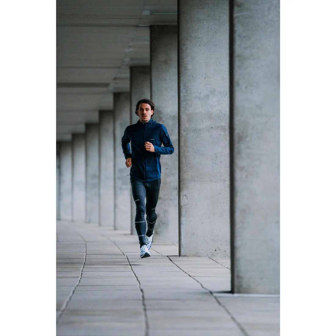 Chamarra rompevientos de running y trail running azul para hombre Kiprun Run 900 - Image 9