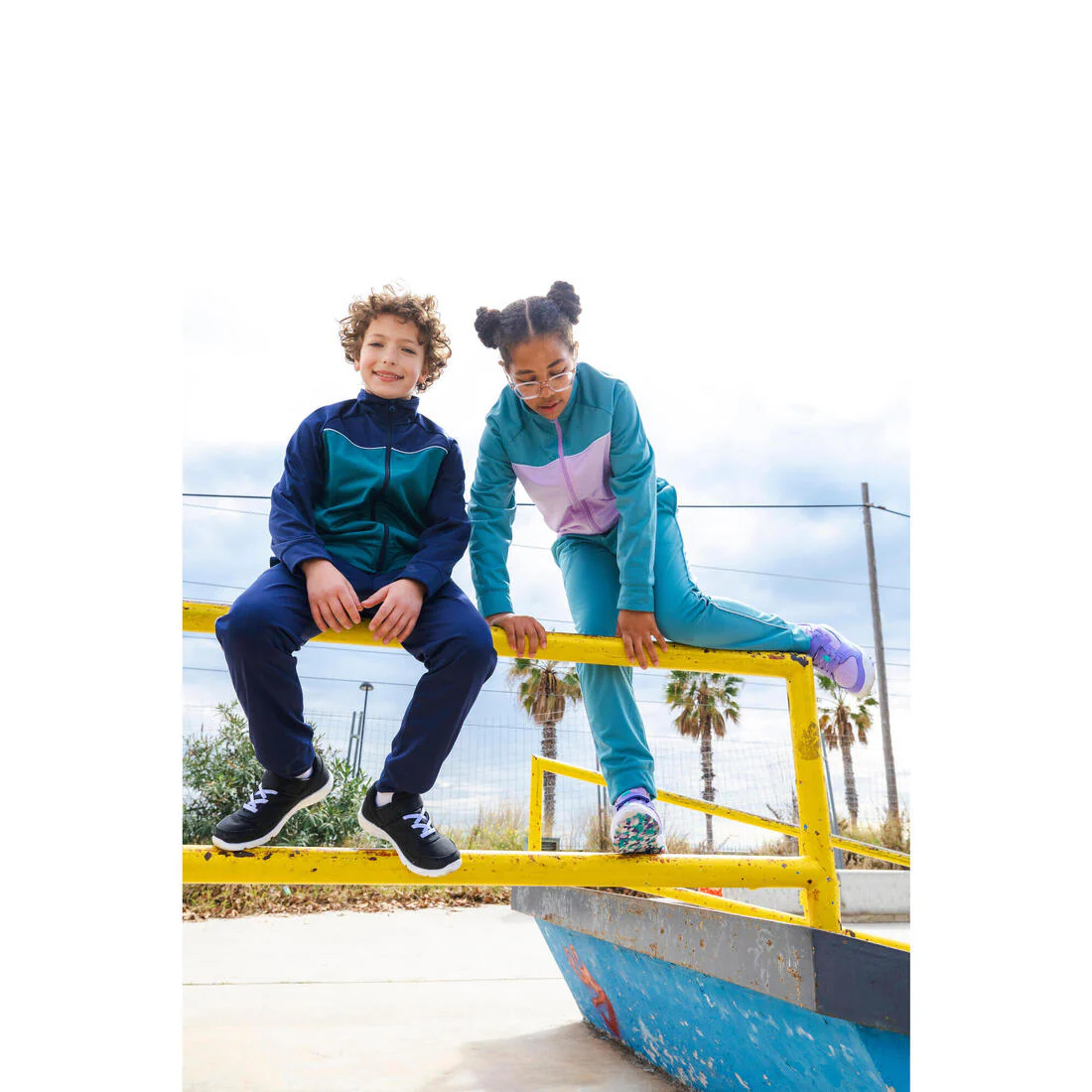 Conjunto deportivo transpirable azul con rosa para niños - Image 8