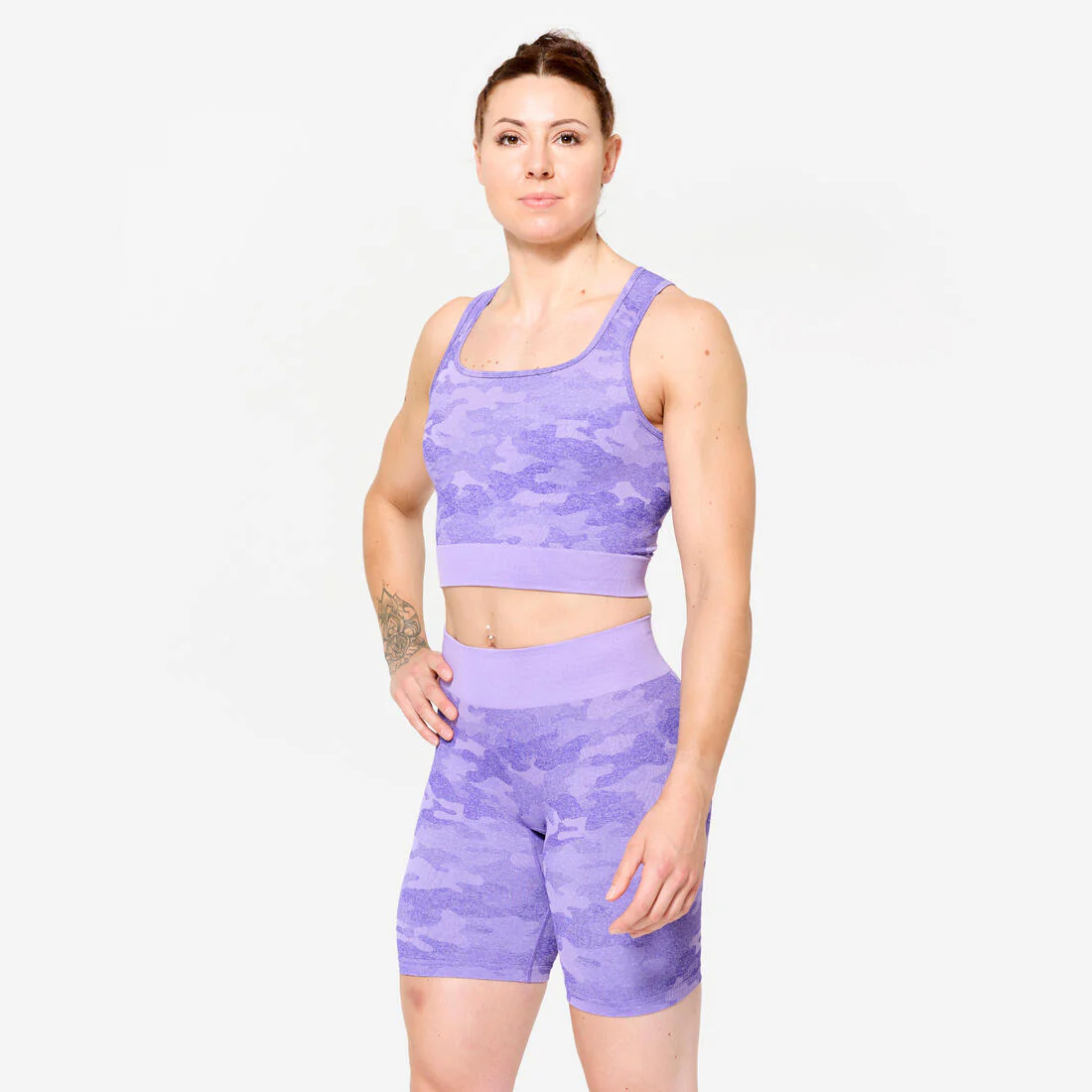 Crop top de fitness violeta con estampado de camuflaje para mujer