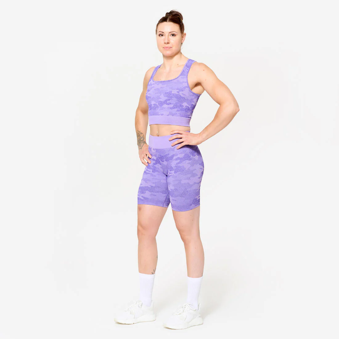 Crop top de fitness violeta con estampado de camuflaje para mujer - Image 2