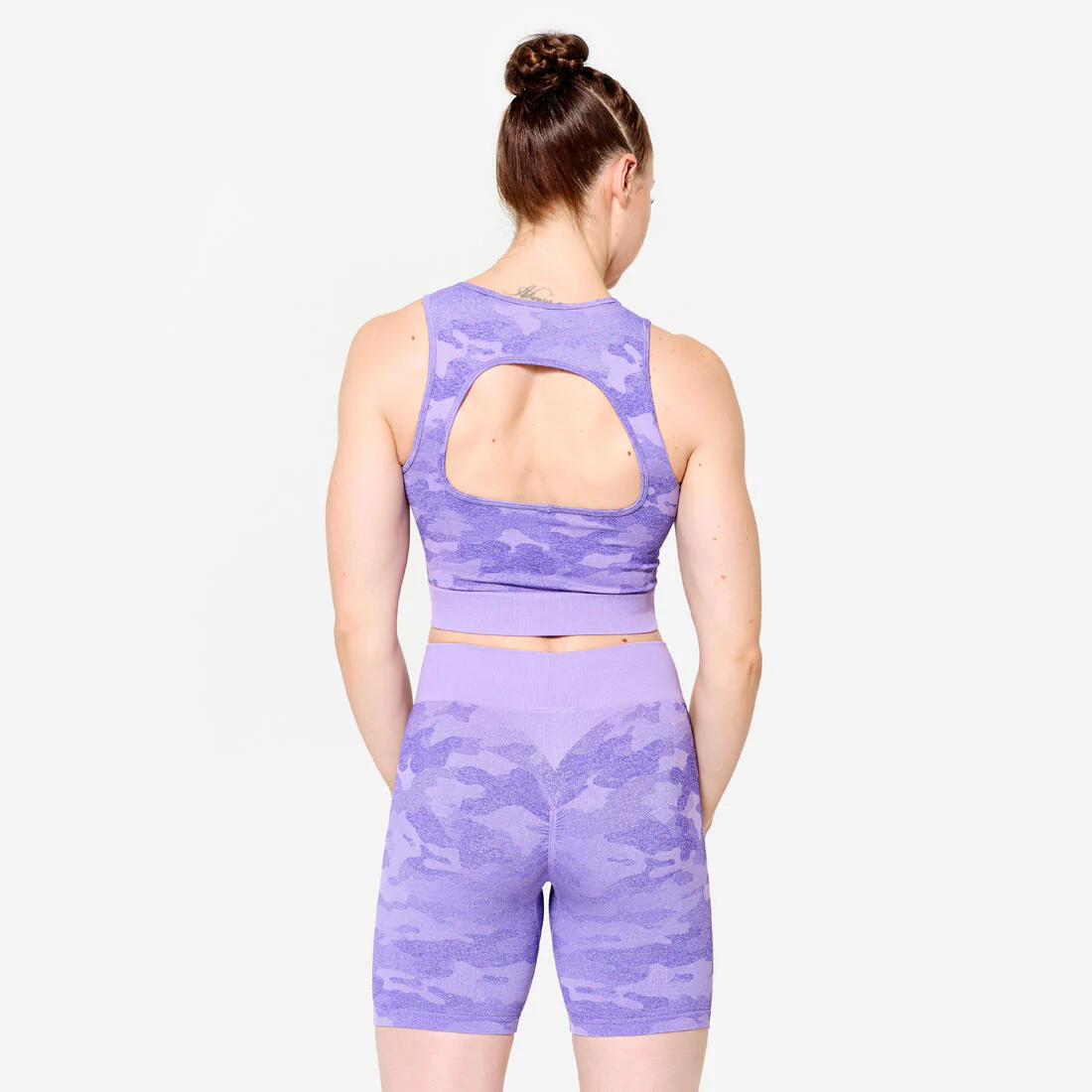 Crop top de fitness violeta con estampado de camuflaje para mujer - Image 4