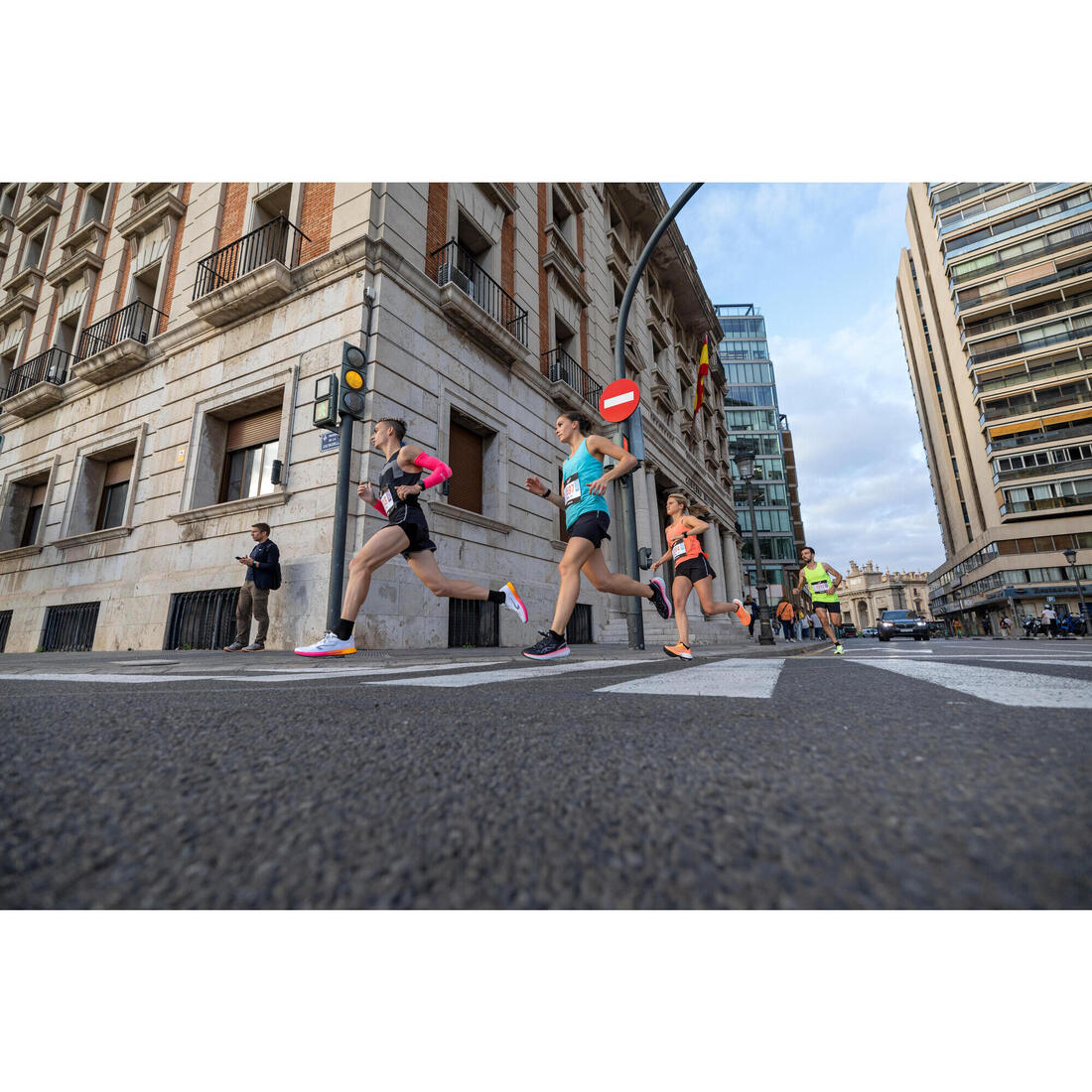 Cubrebrazos de running negros unisex KIPRUN - Image 11