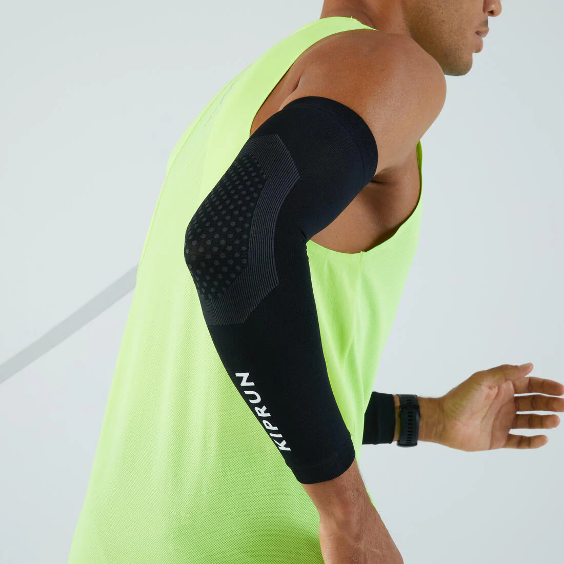 Cubrebrazos de running negros unisex KIPRUN - Image 2