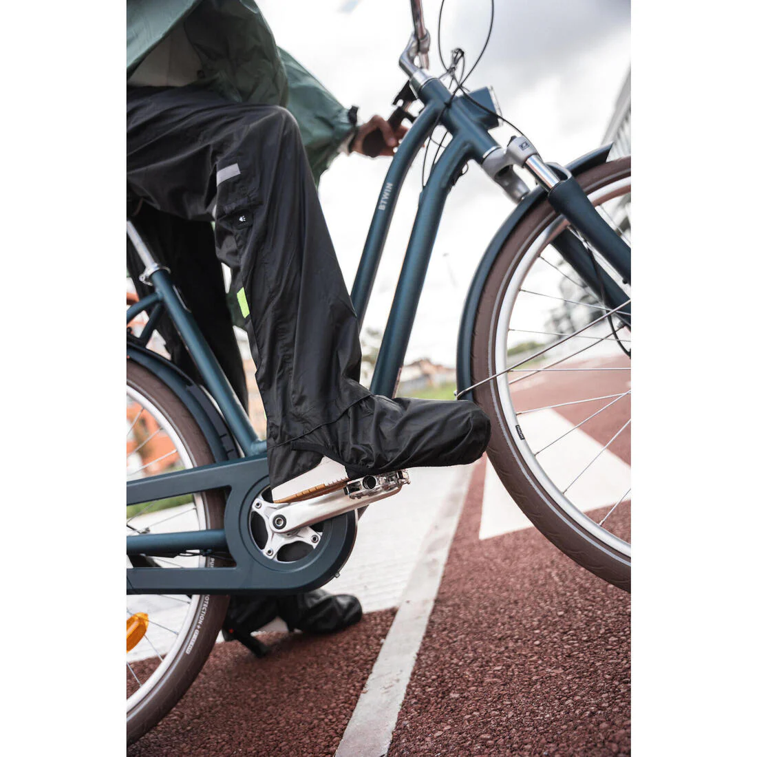Cubrepantalón de ciclismo urbano impermeable con cubrecalzado negro 100 - Image 16