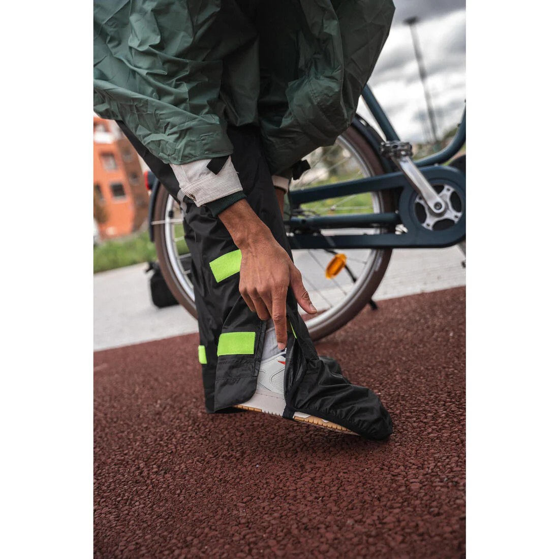 Cubrepantalón de ciclismo urbano impermeable con cubrecalzado negro 100 - Image 17