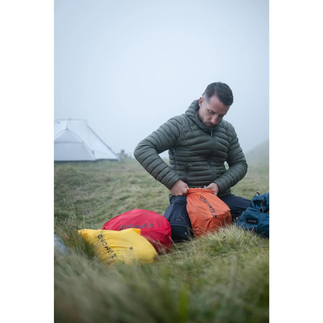 Funda impermeable de trekking ultraligera de 22 litros roja - Image 7