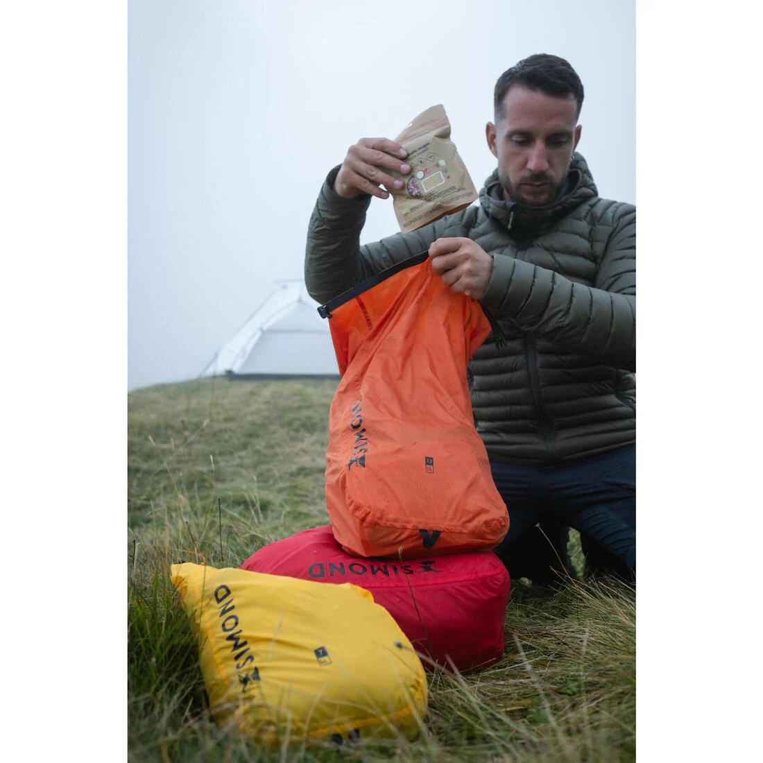 Funda impermeable de trekking ultraligera de 22 litros roja - Image 8