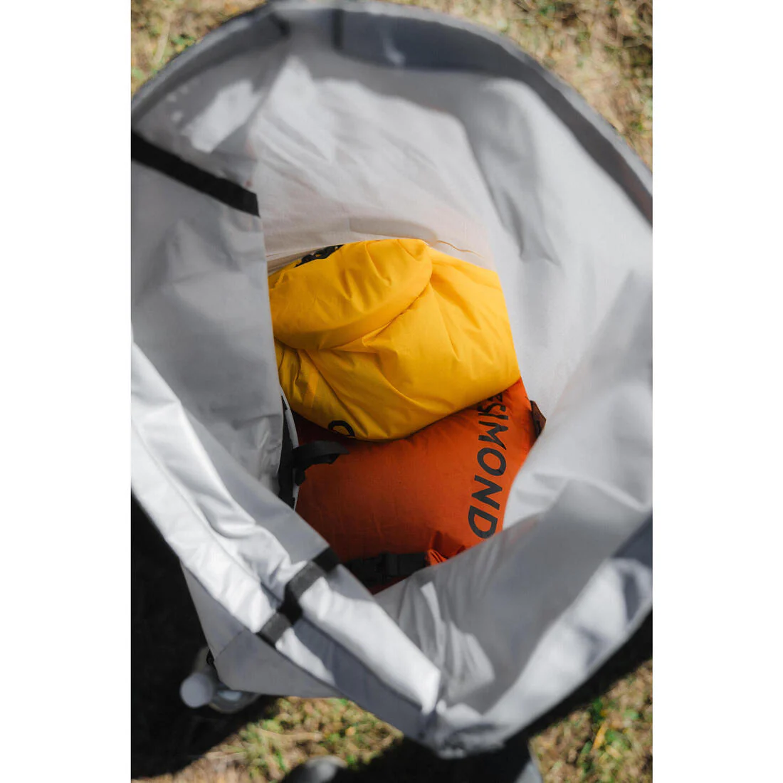 Funda impermeable de trekking ultraligera de 7 litros amarilla - Image 9