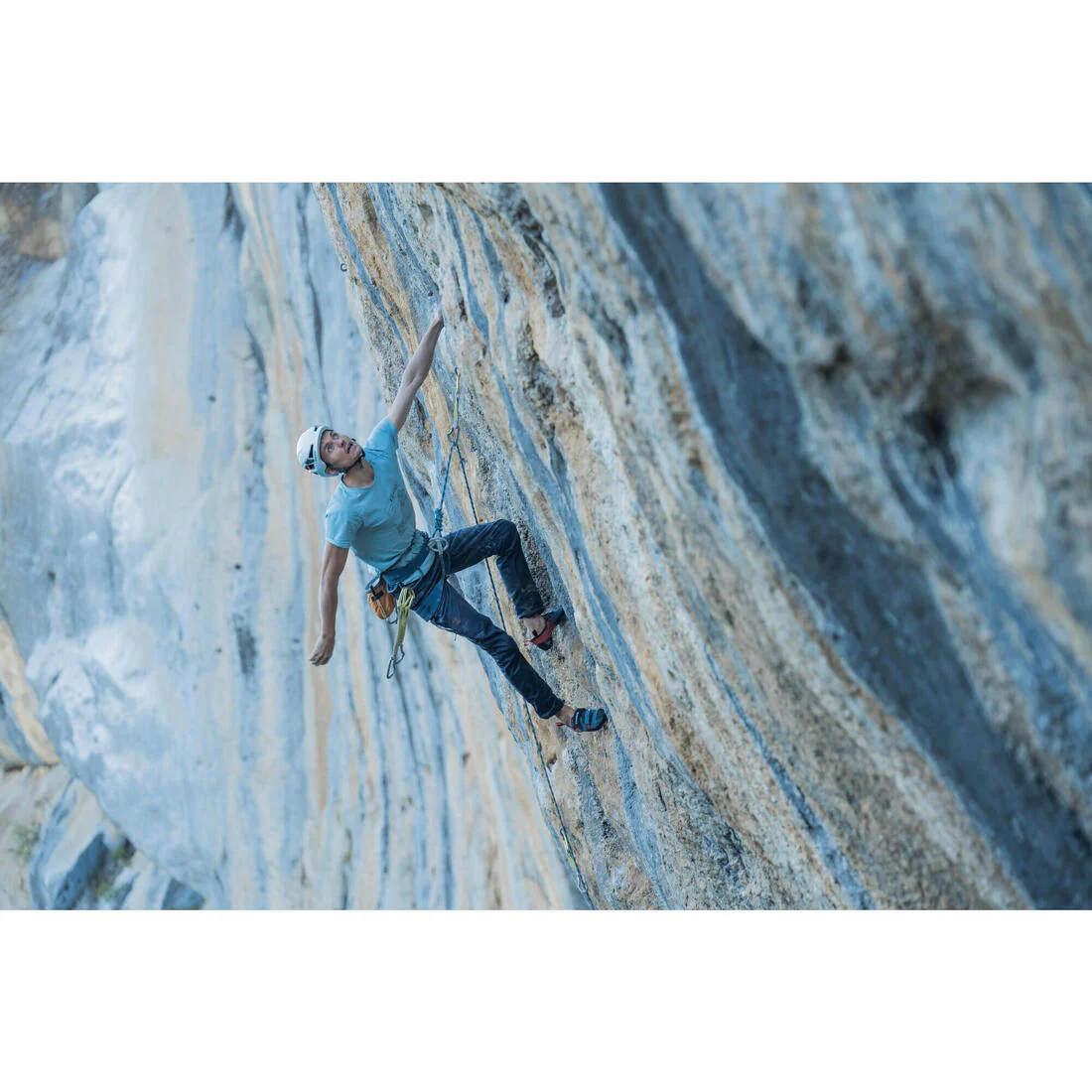 Gatas de escalada azul con rojo para hombre Vertika - Image 12