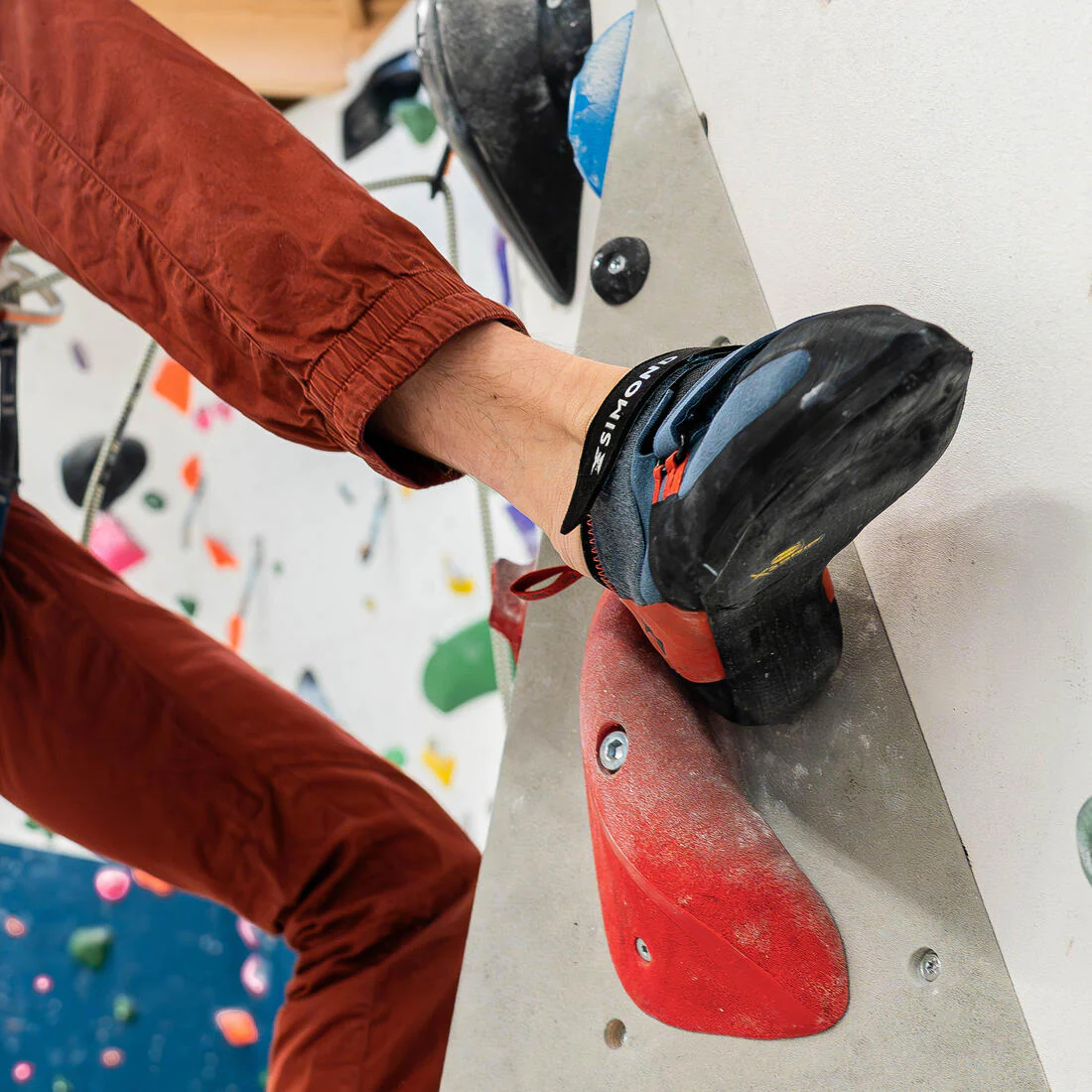 Gatas de escalada azul con rojo para hombre Vertika - Image 14