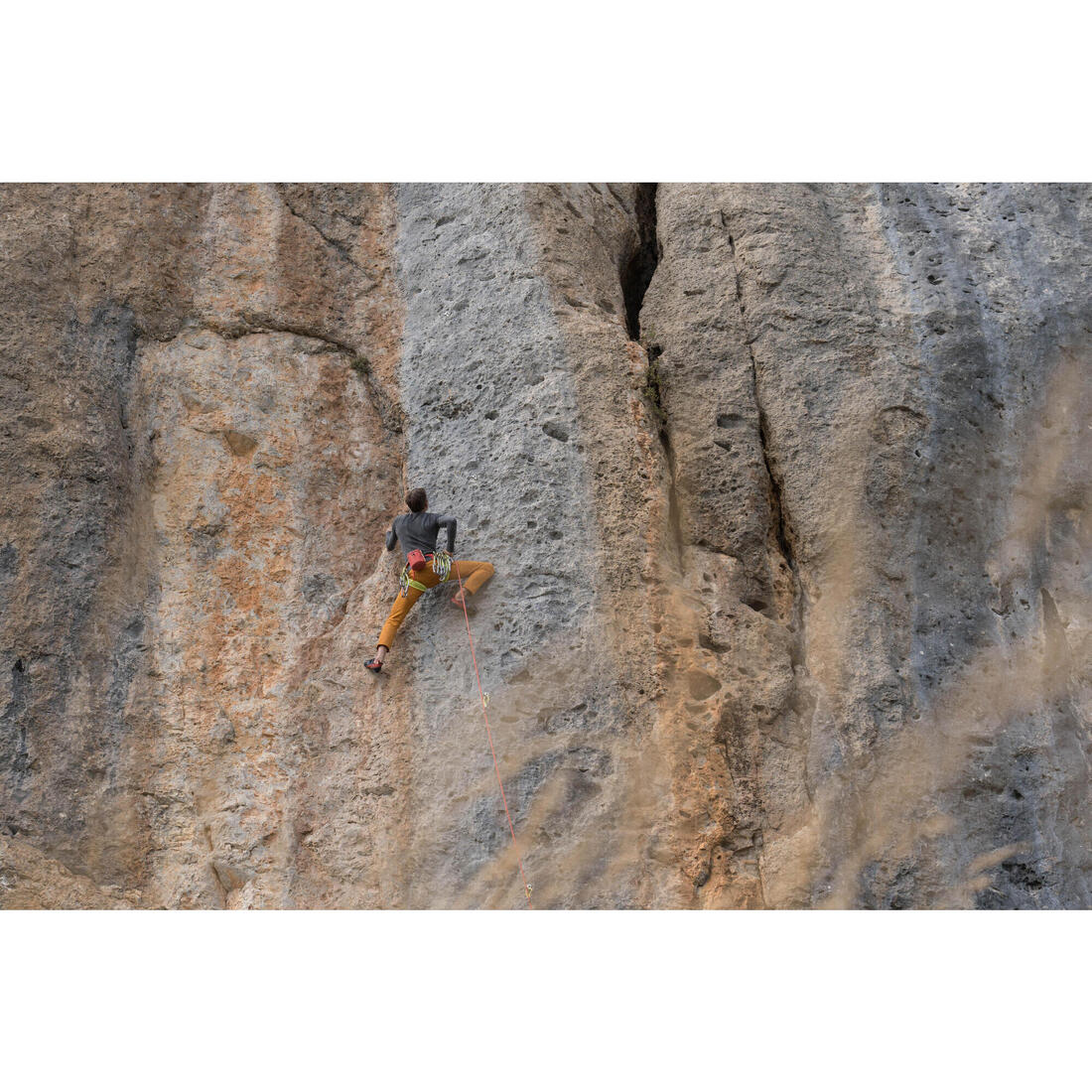 Gatas de escalada azul con rojo para hombre Vertika - Image 15