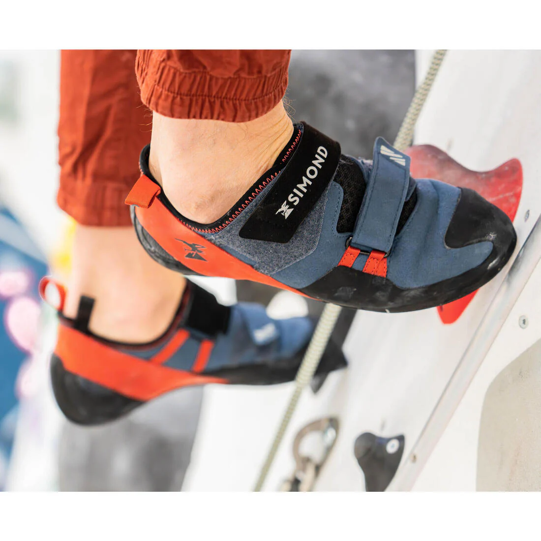 Gatas de escalada azul con rojo para hombre Vertika - Image 2