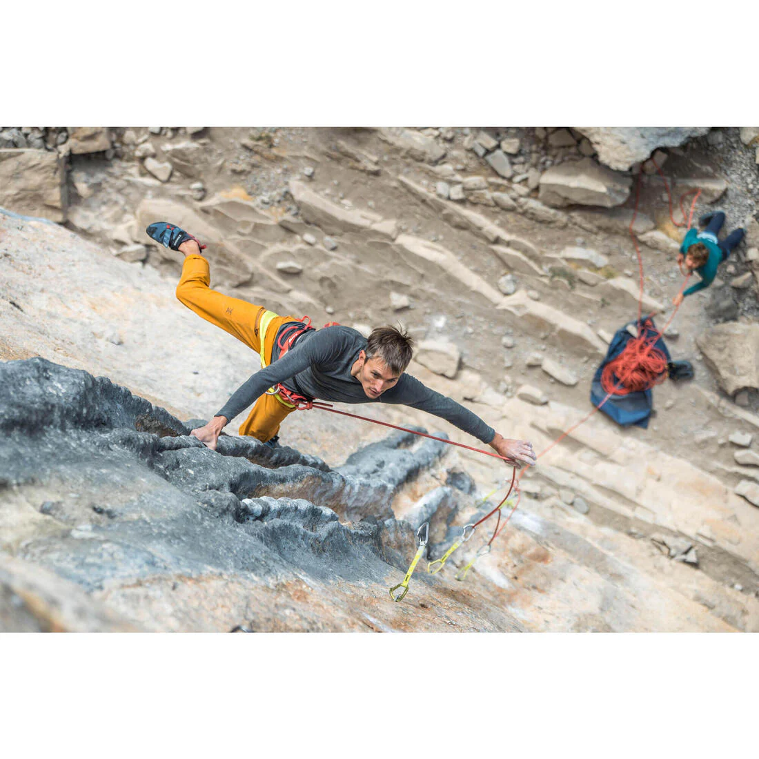 Gatas de escalada azul con rojo para hombre Vertika - Image 9