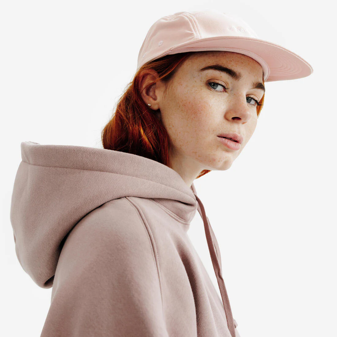 Gorra deportiva de 5 paneles con visera plana negra - Image 3
