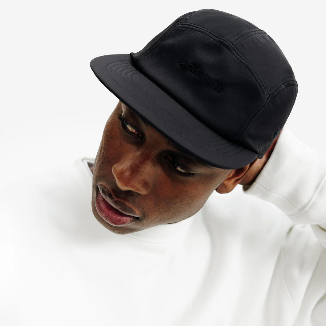 Gorra deportiva de 5 paneles con visera plana negra - Image 6
