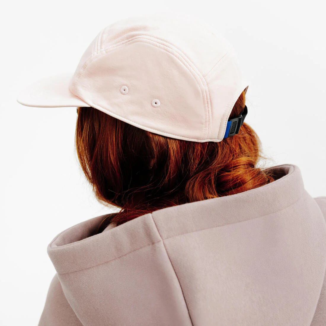 Gorra deportiva de 5 paneles con visera plana negra - Image 7