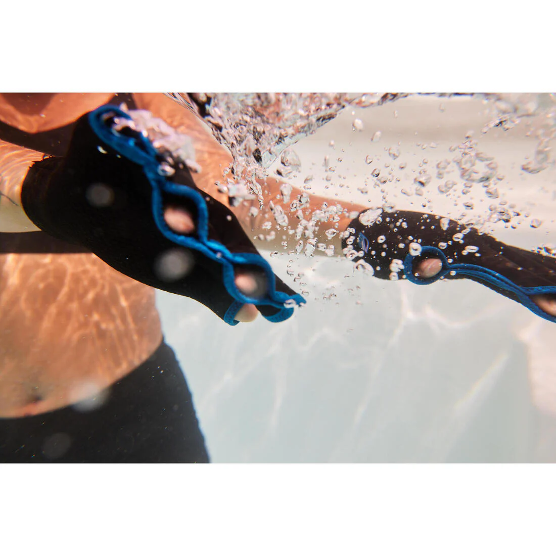 Guantes de aquagym de neopreno palmeados negro con azul - Image 4