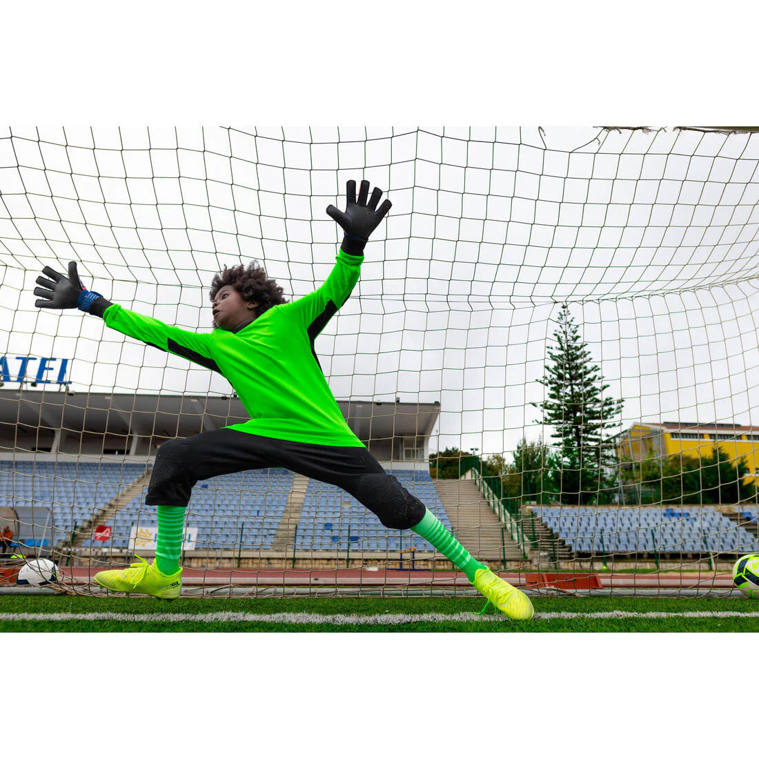Guantes de fútbol naranja con azul para niños F500 Viralto - Image 12