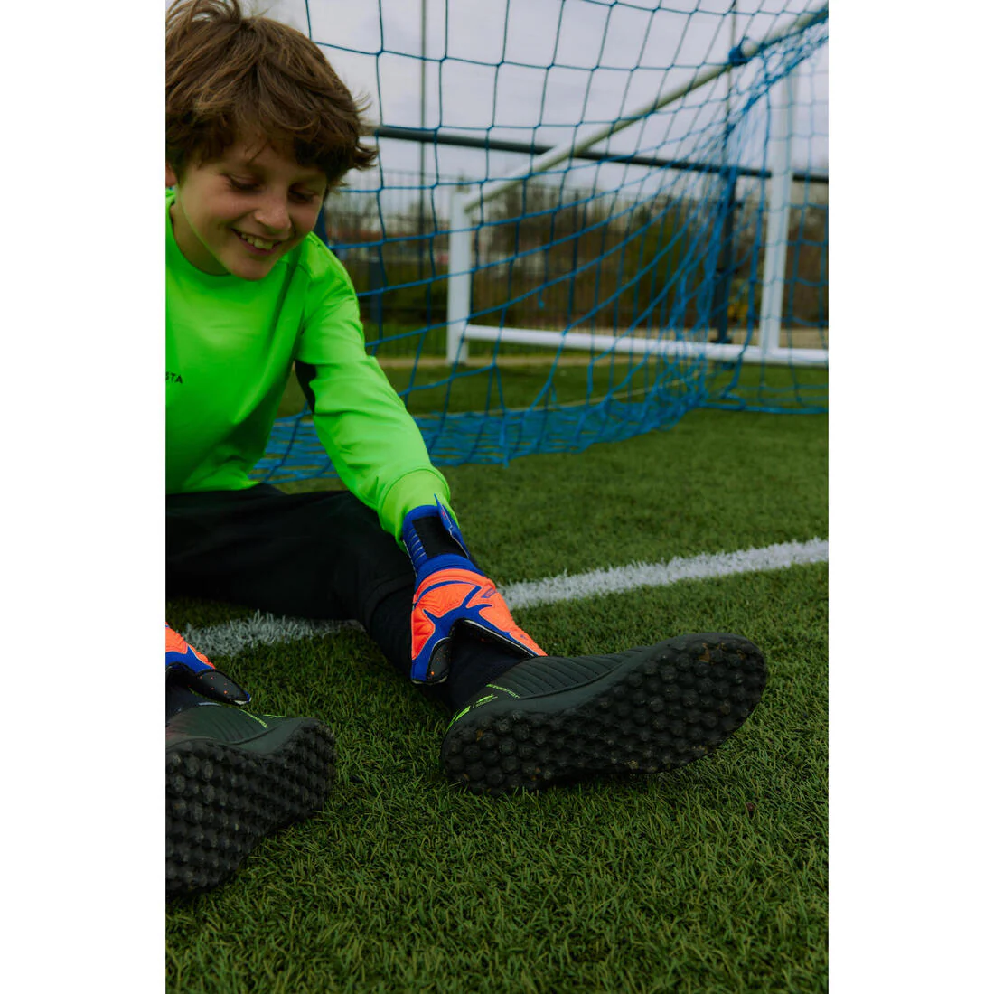 Guantes de fútbol naranja con azul para niños F500 Viralto - Image 9