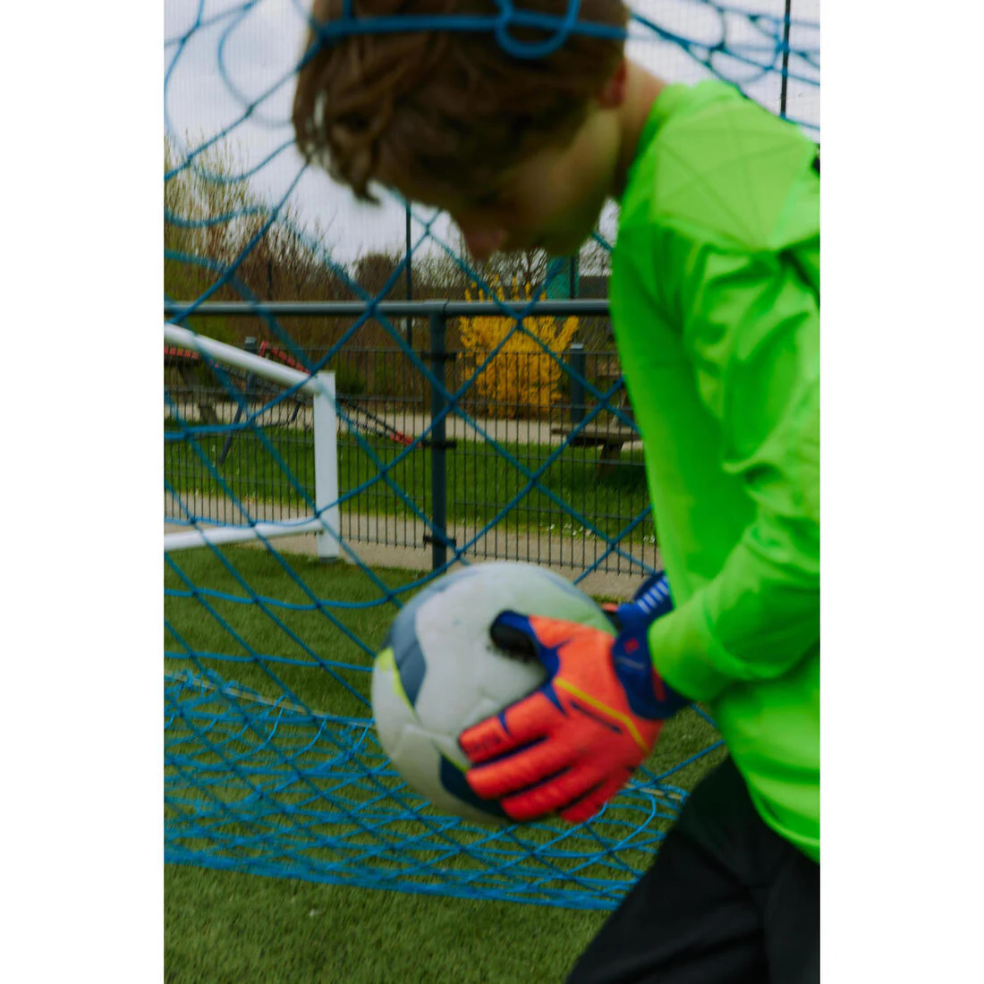 Guantes de futbol naranja con azul para niños F500 Viralto Shielder - Image 10