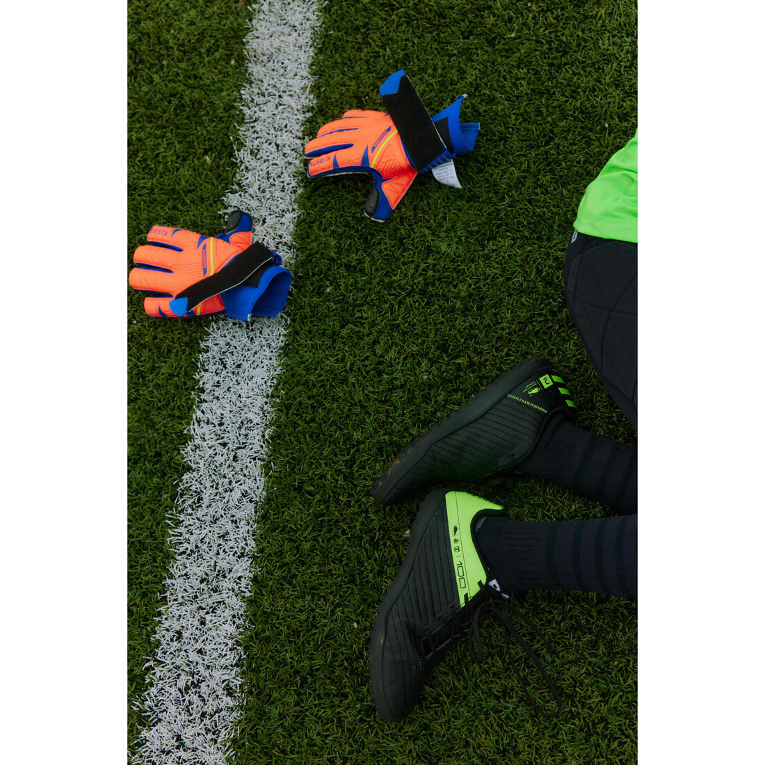 Guantes de futbol naranja con azul para niños F500 Viralto Shielder - Image 16