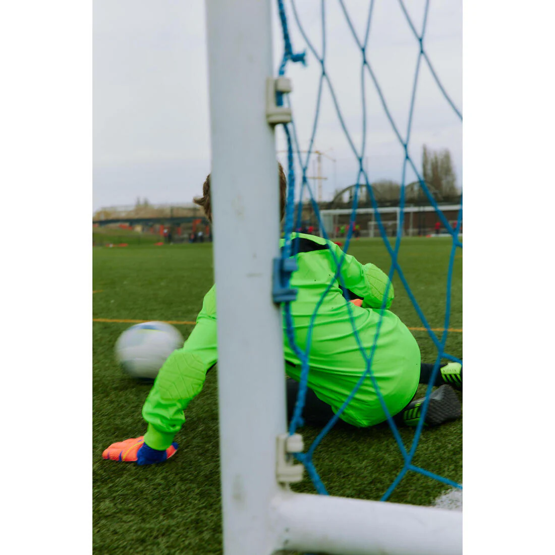 Guantes de futbol naranja con azul para niños F500 Viralto Shielder - Image 8