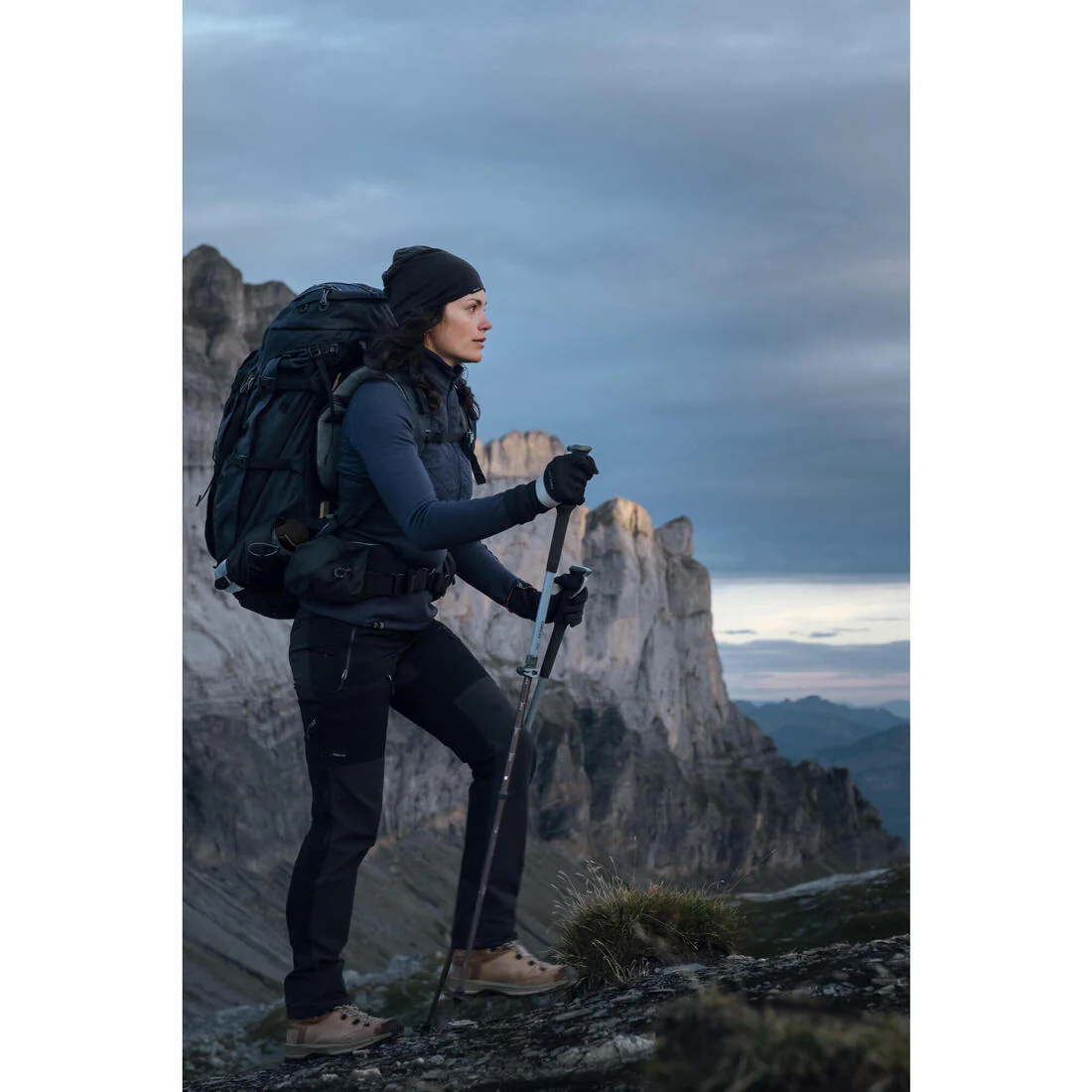 Guantes de trekking en montaña táctiles y stretch negros para adulto MT500 - Image 14