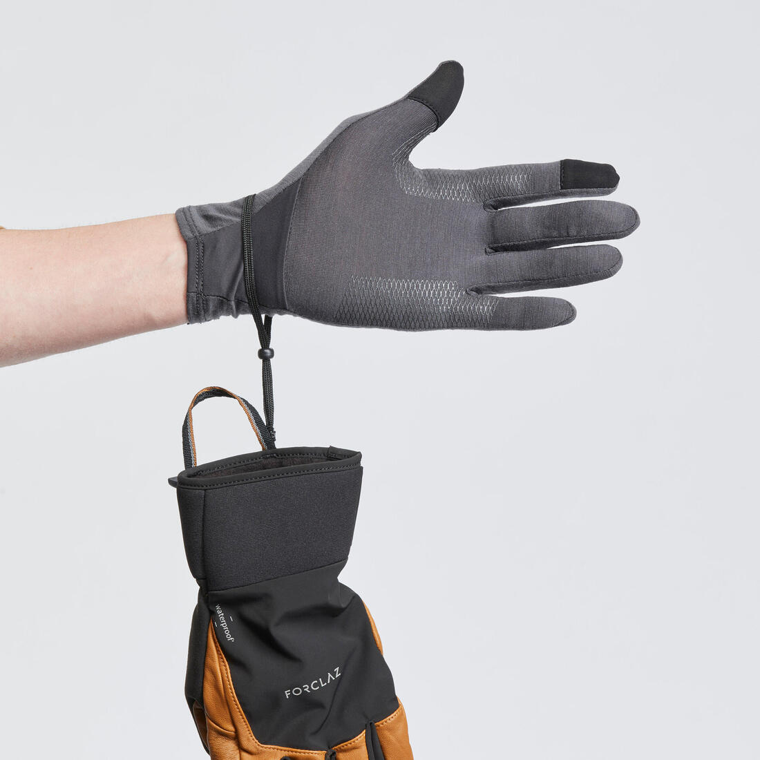 Guantes interiores de trekking en montaña de lana merina para adulto MT500 - Image 3