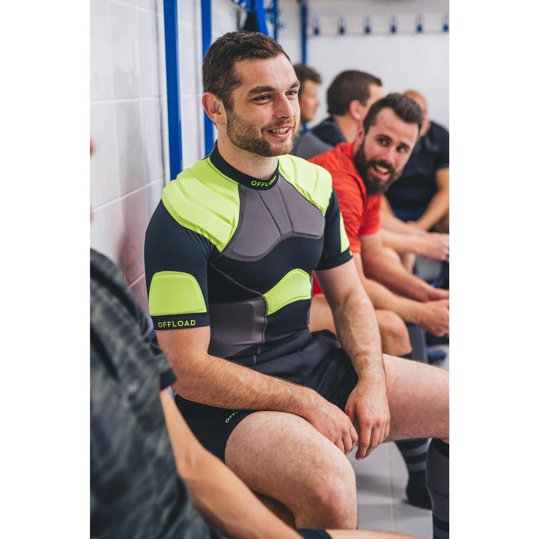 Hombrera de rugby negro con amarillo para hombre R500 - Image 10