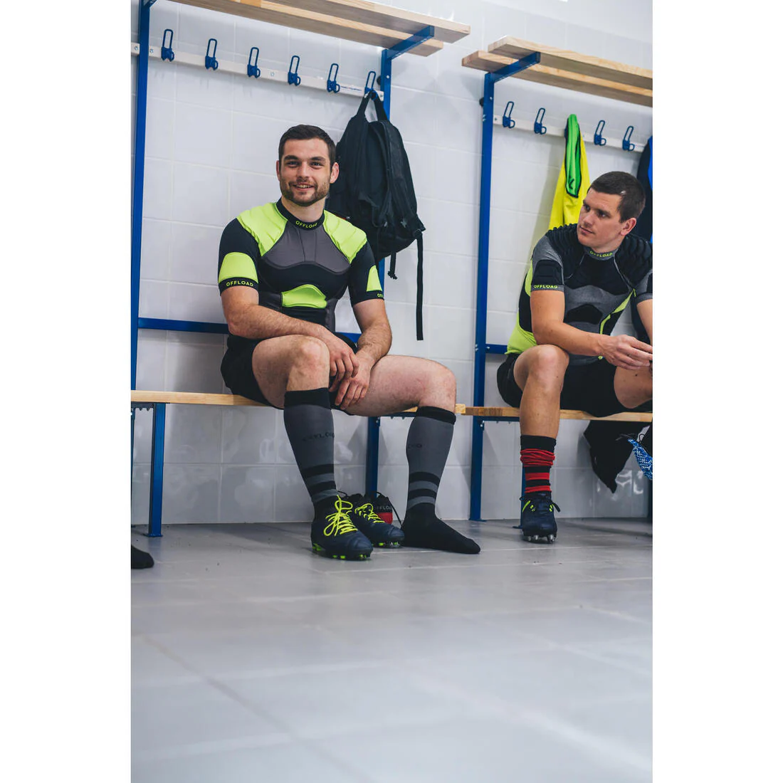 Hombrera de rugby negro con amarillo para hombre R500 - Image 11