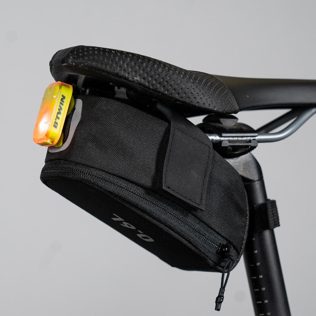Kit Bolsa Asiento de Bicicleta Easy Negro M 0.6 L + Multiherramienta + 3 Desmontables - Image 8