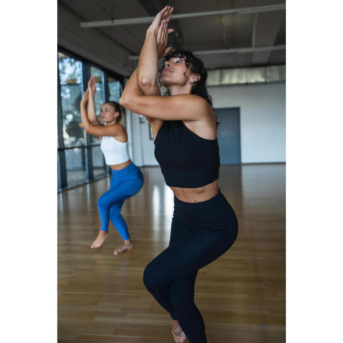Leggings de fitness de tiro alto negros para mujer - Image 14