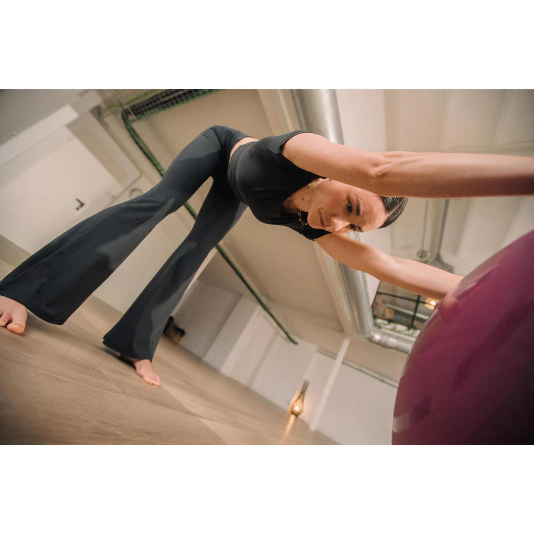 Leggings de yoga y pilates acampanados, elásticos y suaves negros Breathe - Image 7
