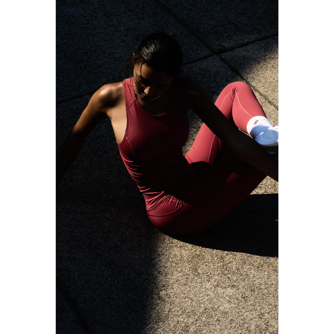 Leggings deportivos con corte moldeador de tiro alto rojo oscuro para mujer - Image 17