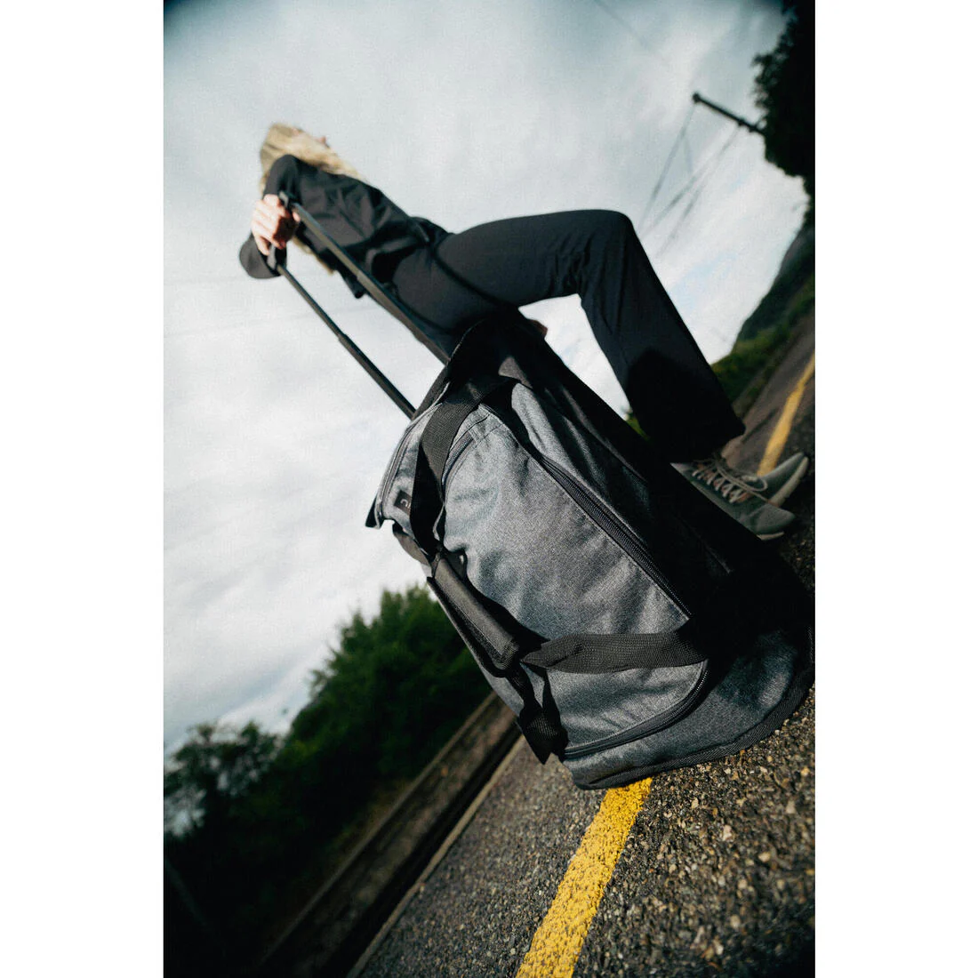 Maleta deportiva de 30 L - ESSENTIAL Negro Gris - Image 12