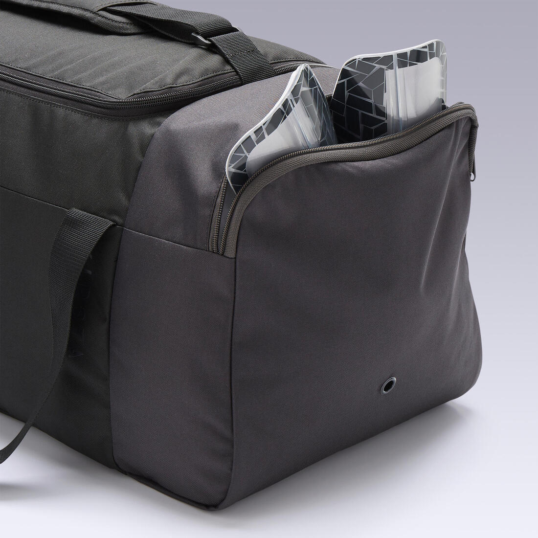 Maleta deportiva negra Essential 55 L - Image 5