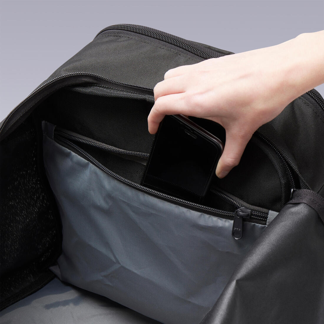 Maleta deportiva negra Essential 55 L - Image 7