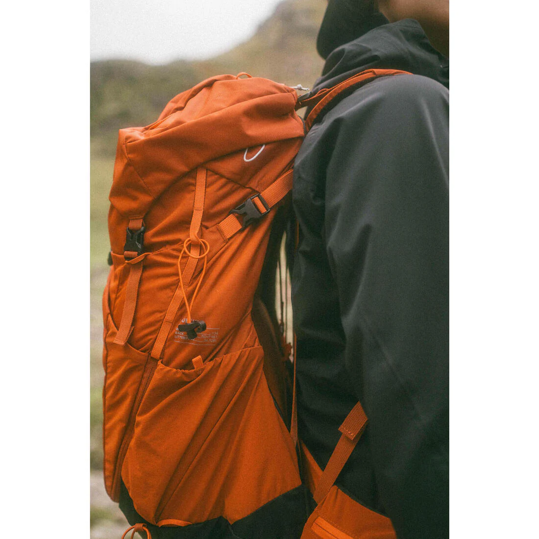 Mochila de senderismo de montaña de 38 L negra MH500 - Image 37