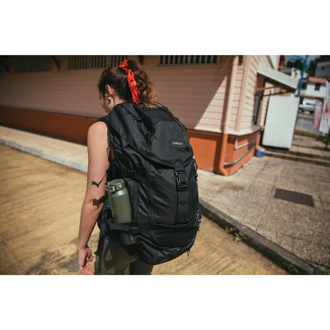 Mochila de trekking de 50 L negra MT100 - Image 16