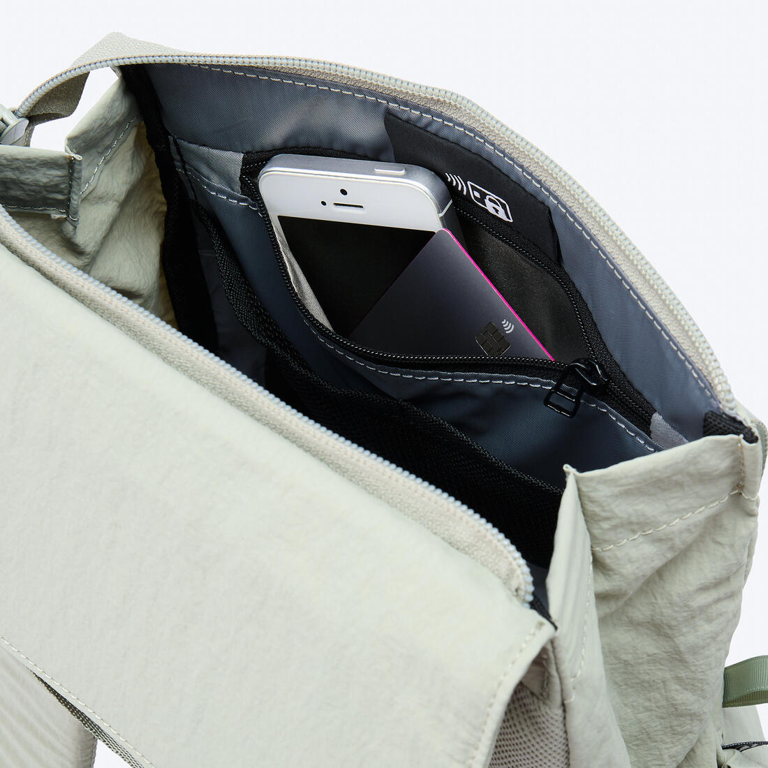Mochila deportiva pequeña de 10 L con compartimento para laptop - Image 11
