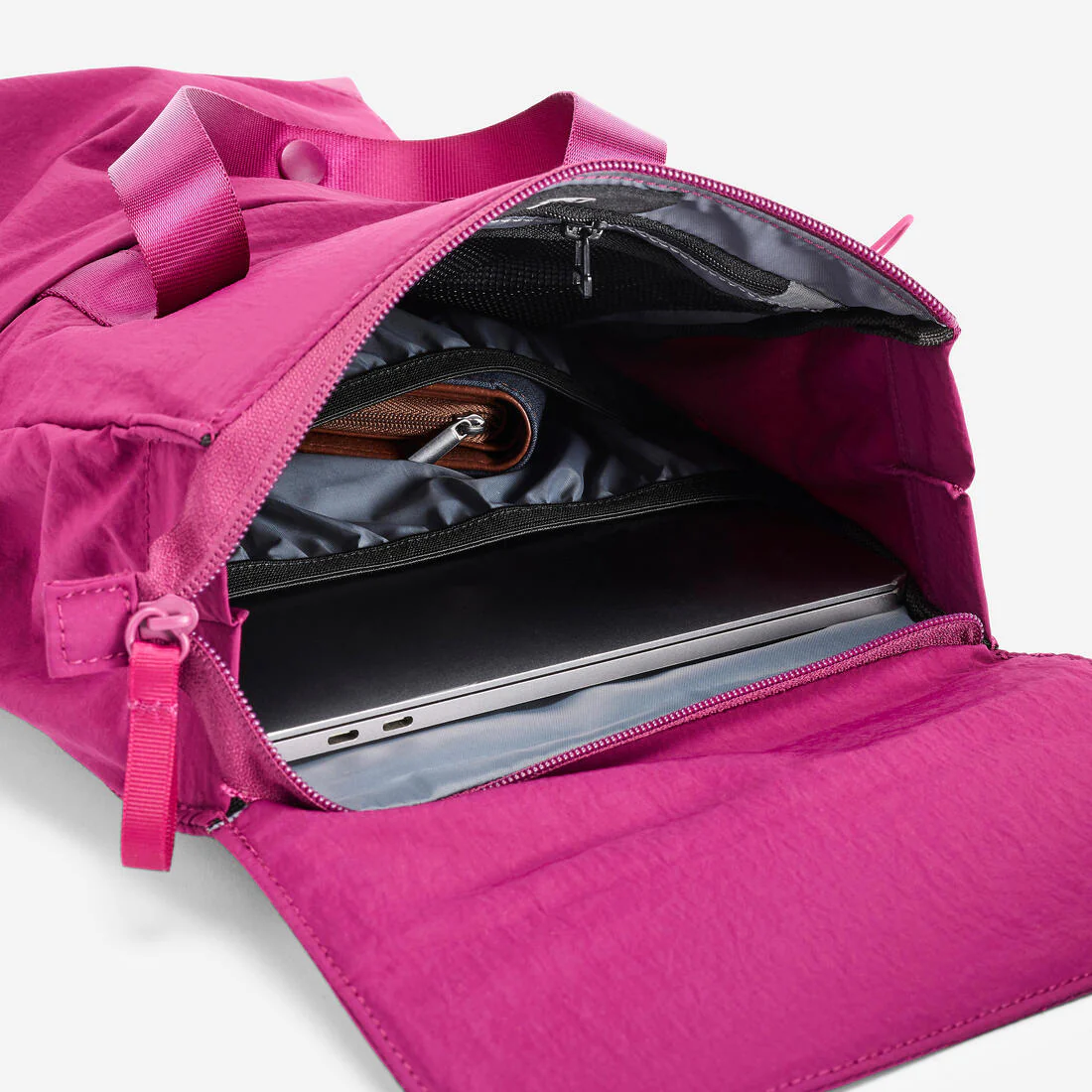 Mochila deportiva pequeña de 10 L con compartimento para laptop - Image 13