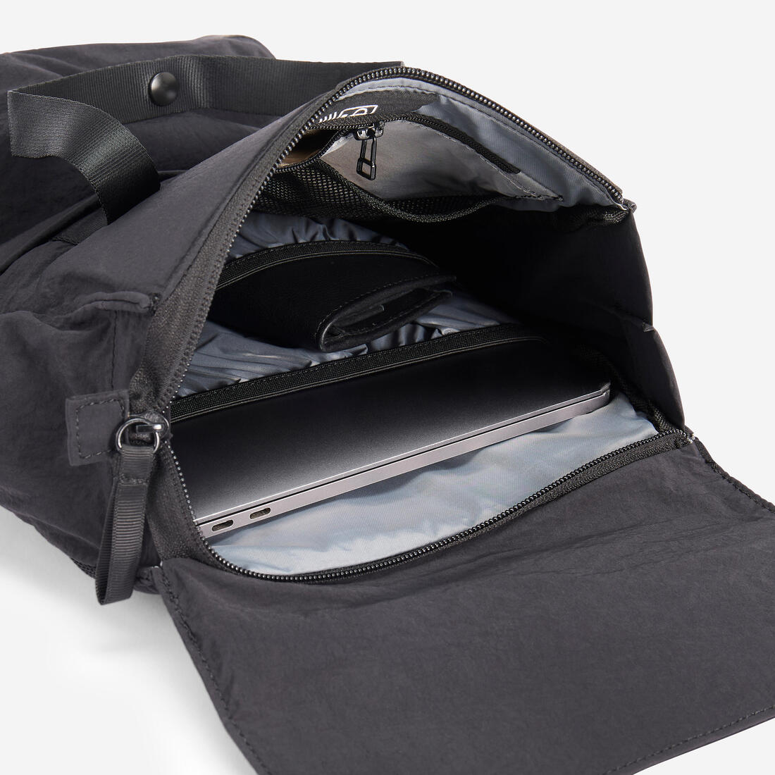 Mochila deportiva pequeña de 10 L con compartimento para laptop - Image 14