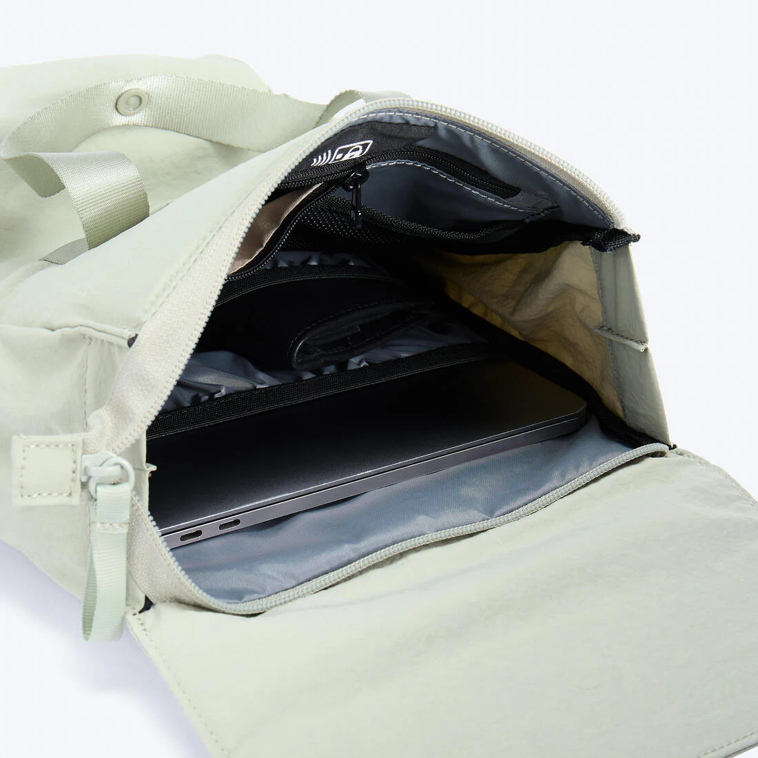 Mochila deportiva pequeña de 10 L con compartimento para laptop - Image 15