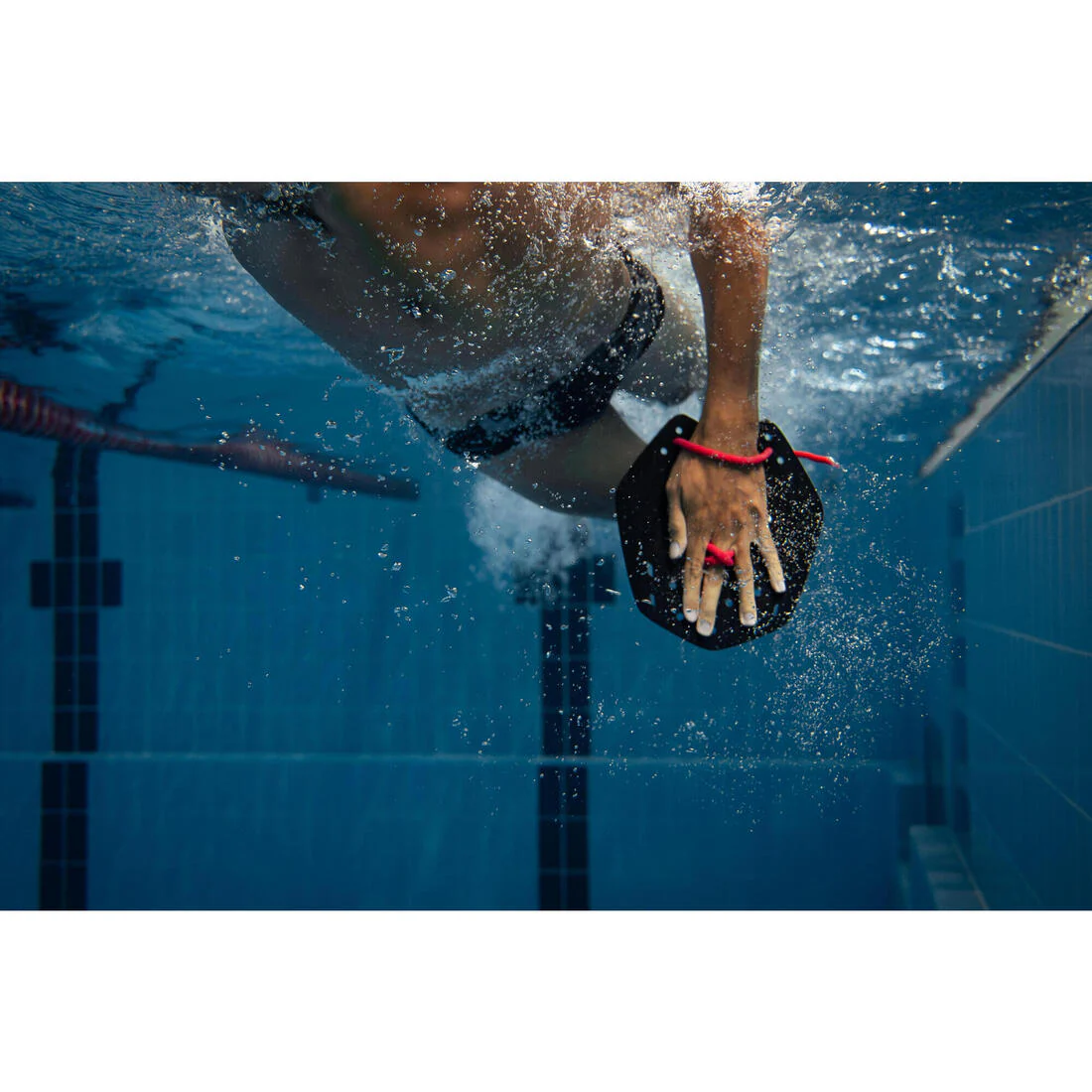 Paletas de natación negro con rojo 900 - Image 9