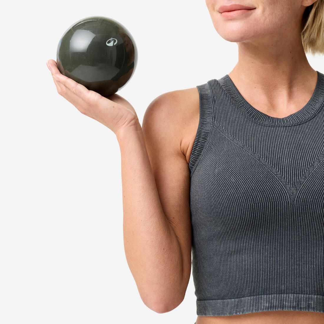 Pelota de pilates lastrada verde de 900 g - Image 2