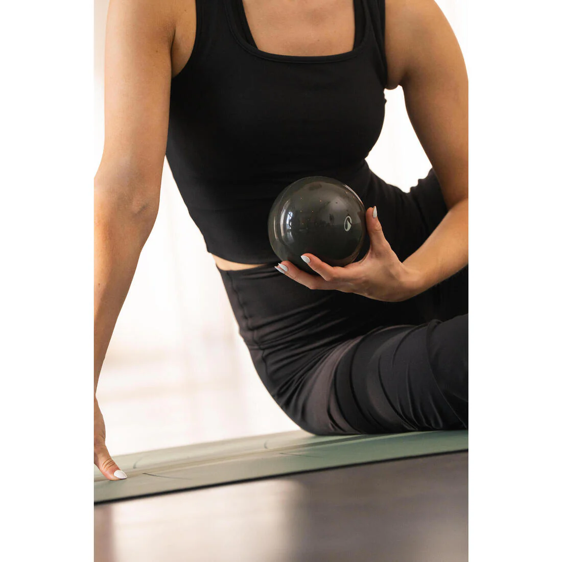 Pelota de pilates lastrada verde de 900 g - Image 4